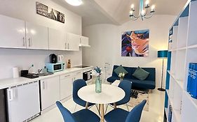C'Est La Vie A Paris Apartment
